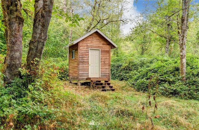 a view of backyard of house