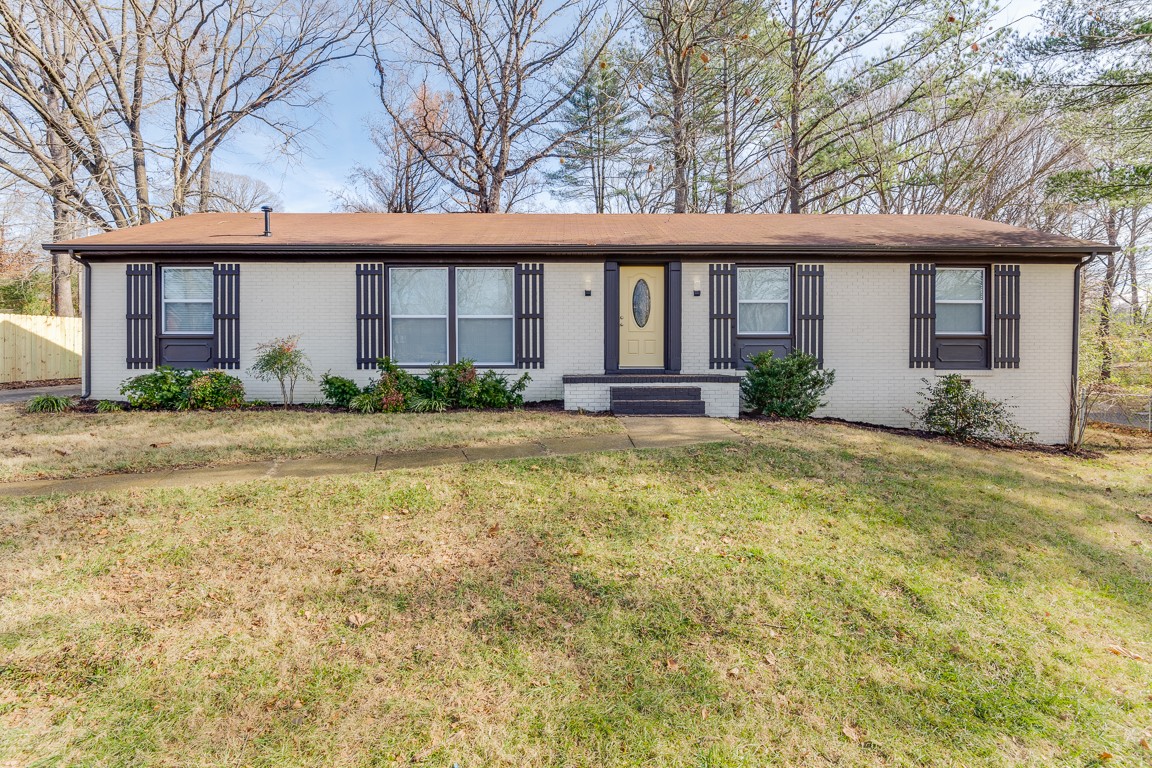20 Binks Drive Clarksville, TN 37042 - Photo 1 of 35 a front view of a house with garden