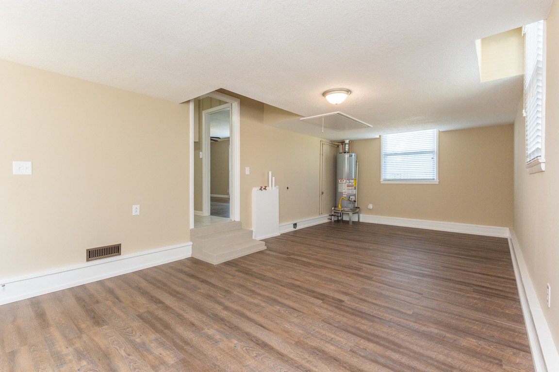 20 Binks Drive Clarksville, TN 37042 - Photo 14 of 35 an empty room with wooden floor and windows