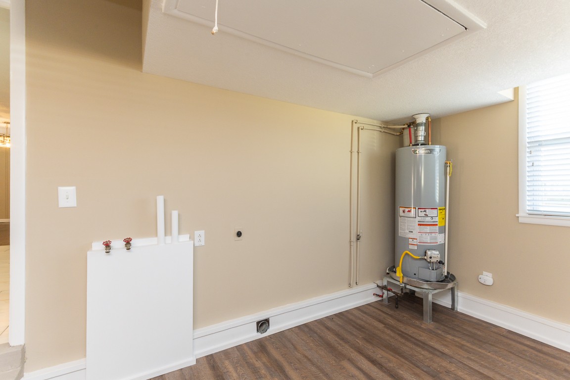 20 Binks Drive Clarksville, TN 37042 - Photo 16 of 35 a view of empty room with closet and windows