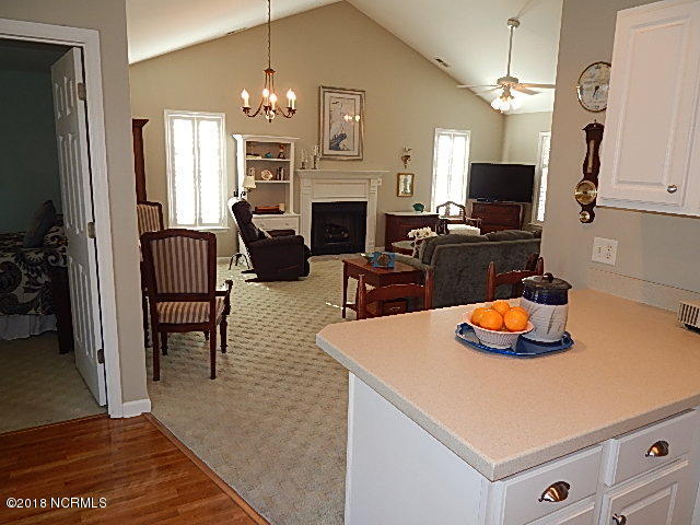 418 Pelican Harbor Road Beaufort, NC 28516 - Photo 13 of 33 Kitchen/dining/great room