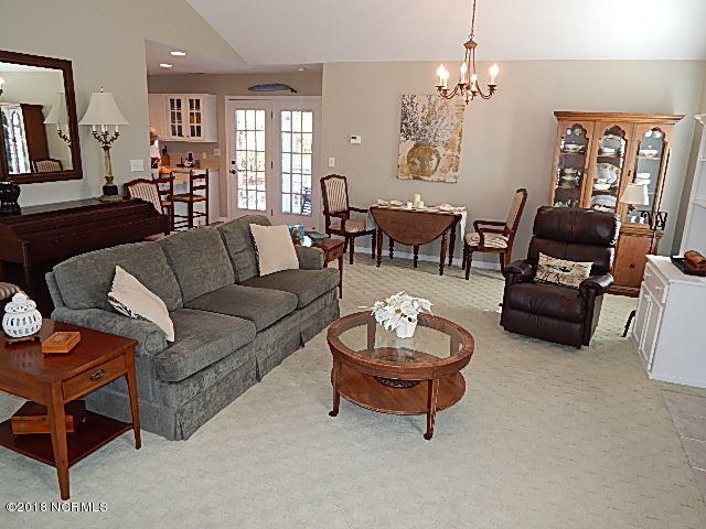418 Pelican Harbor Road Beaufort, NC 28516 - Photo 8 of 33 Great room/dining area