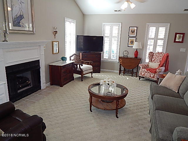 418 Pelican Harbor Road Beaufort, NC 28516 - Photo 9 of 33 Great room