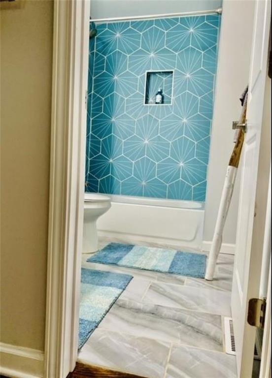85 Meldon Avenue Southeast Atlanta, GA 30315 - Photo 20 of 23 a bathroom with a bathtub