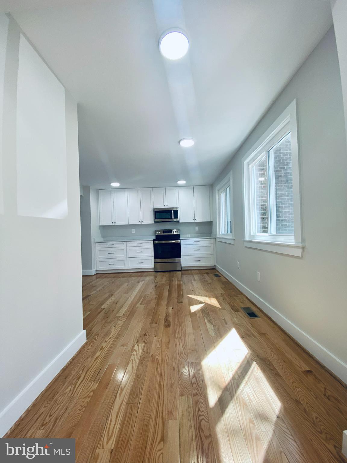 1423 Greenmont Court Reston, VA 20190 - Photo 7 of 31