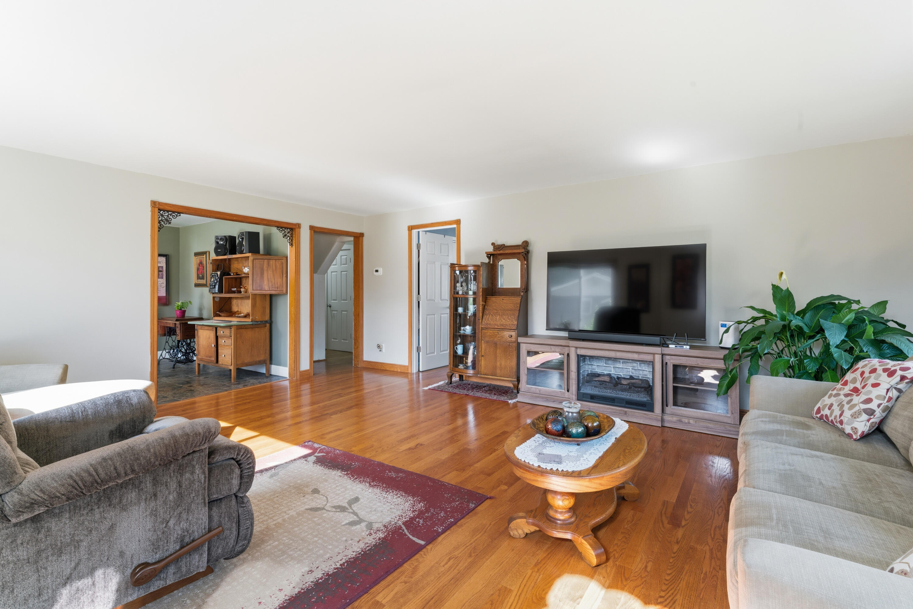 1122 Devonshire Street Hobart, IN 46342 - Photo 5 of 33 3000x2000