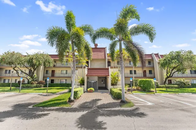 $225,000 | 4489 Luxemburg Court, Unit 306, Lake Worth, FL 33467