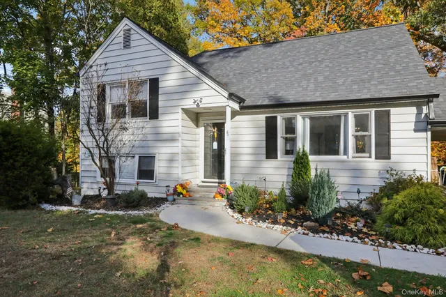 a view of a house with yard and plants