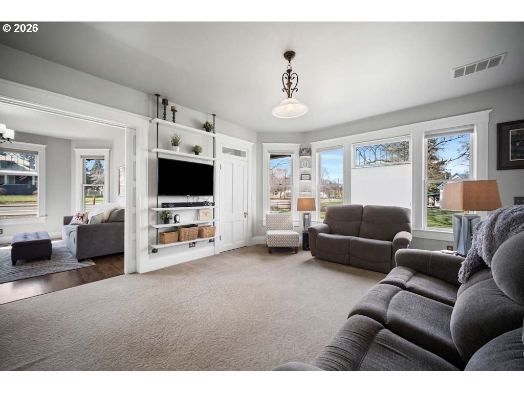 610 Ruckman Avenue Imbler, OR 97841 - Photo 22 of 45 Living Room