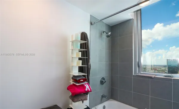 $3,950 | 92 Southwest 3rd Street, Unit 3005, Miami, FL 33130