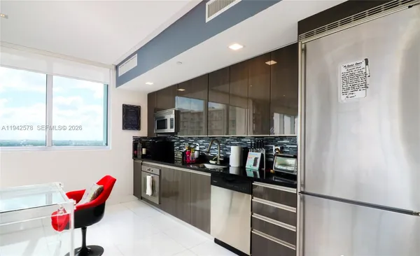 $3,950 | 92 Southwest 3rd Street, Unit 3005, Miami, FL 33130