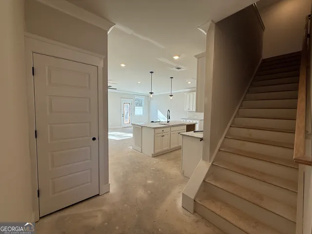 a view of entryway and kitchen