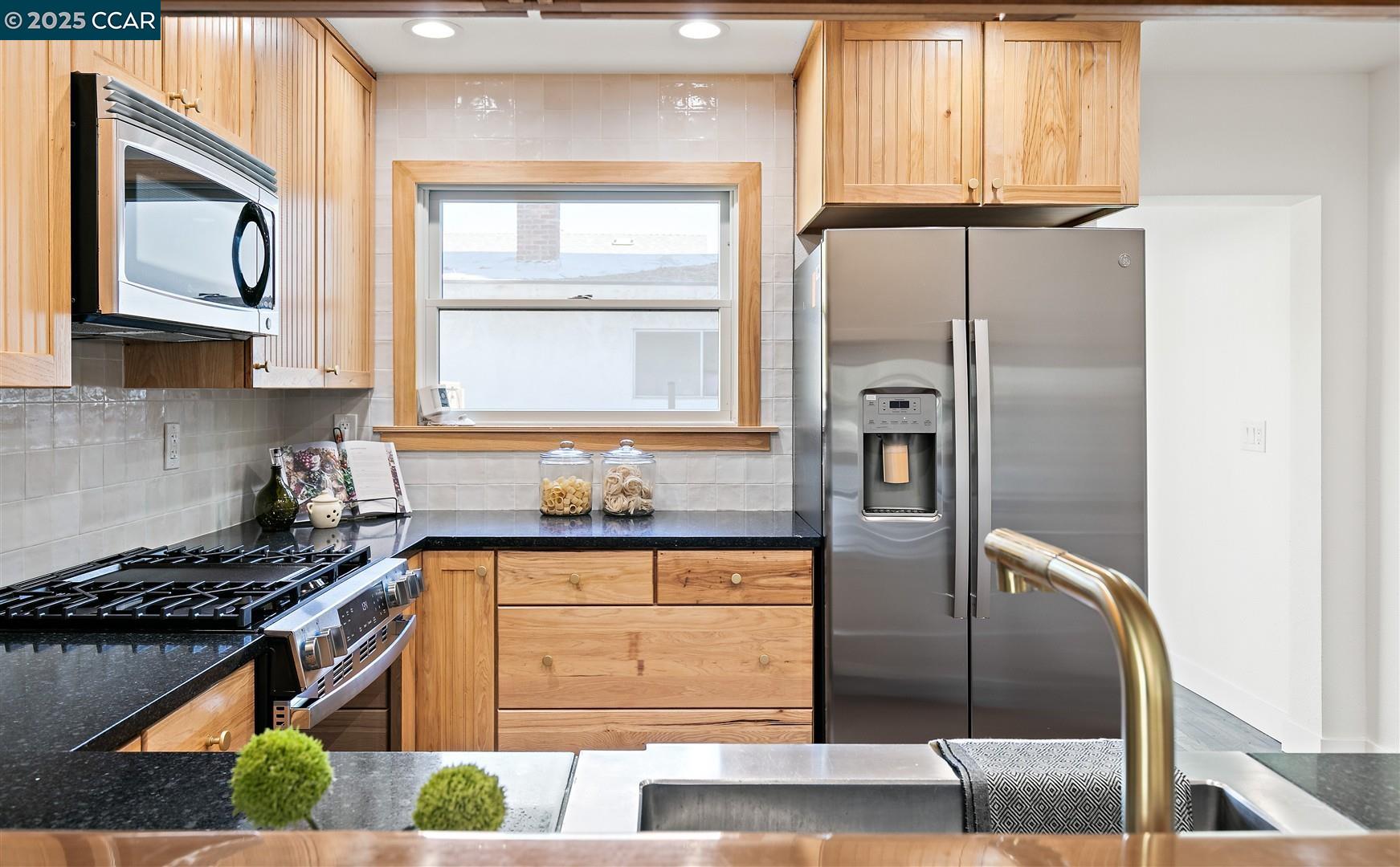 2703 Mathews Street Berkeley, CA 94702 - Photo 12 of 58