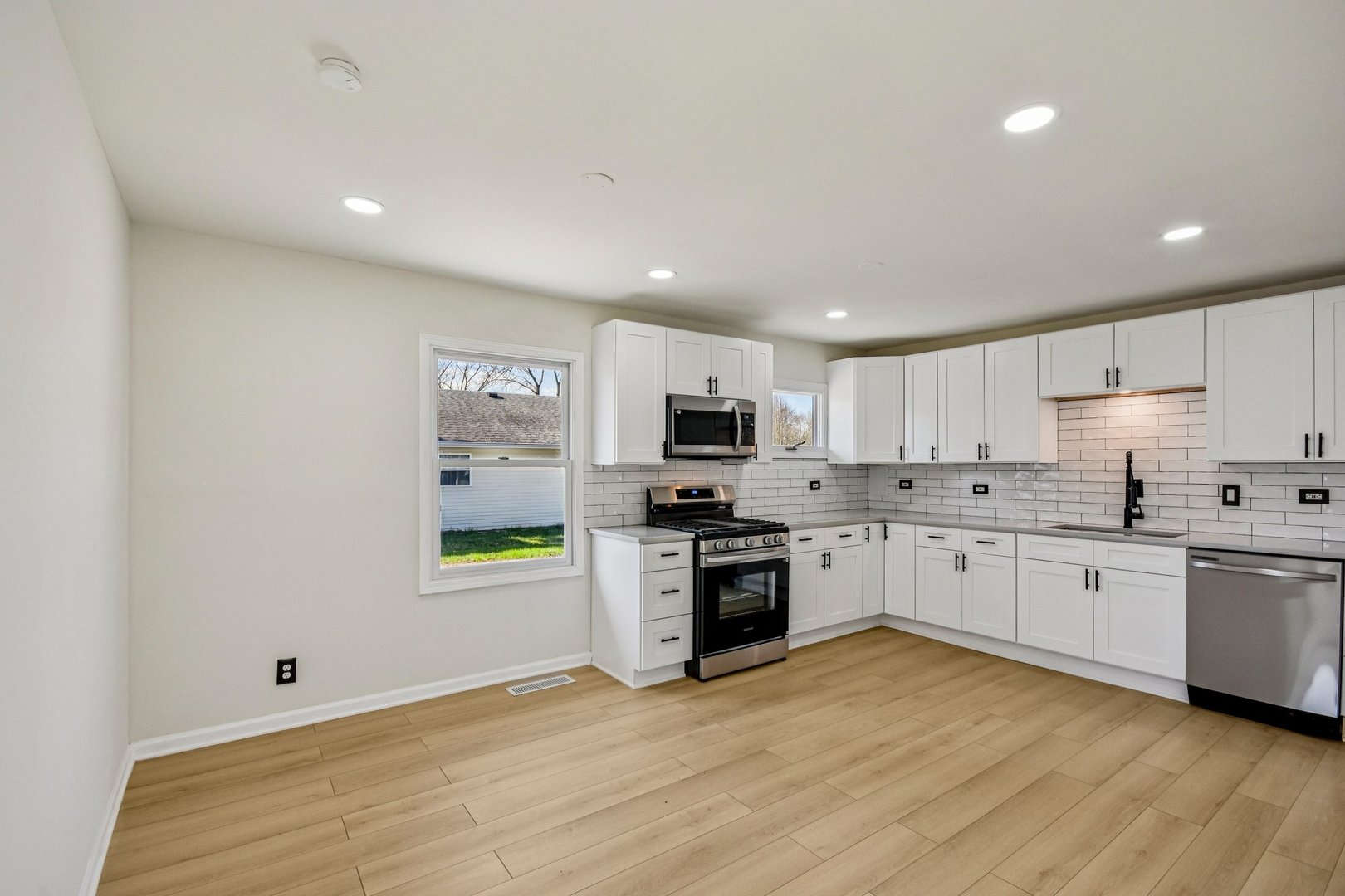 1819 Papoose Road Carpentersville, IL 60110 - Photo 7 of 17