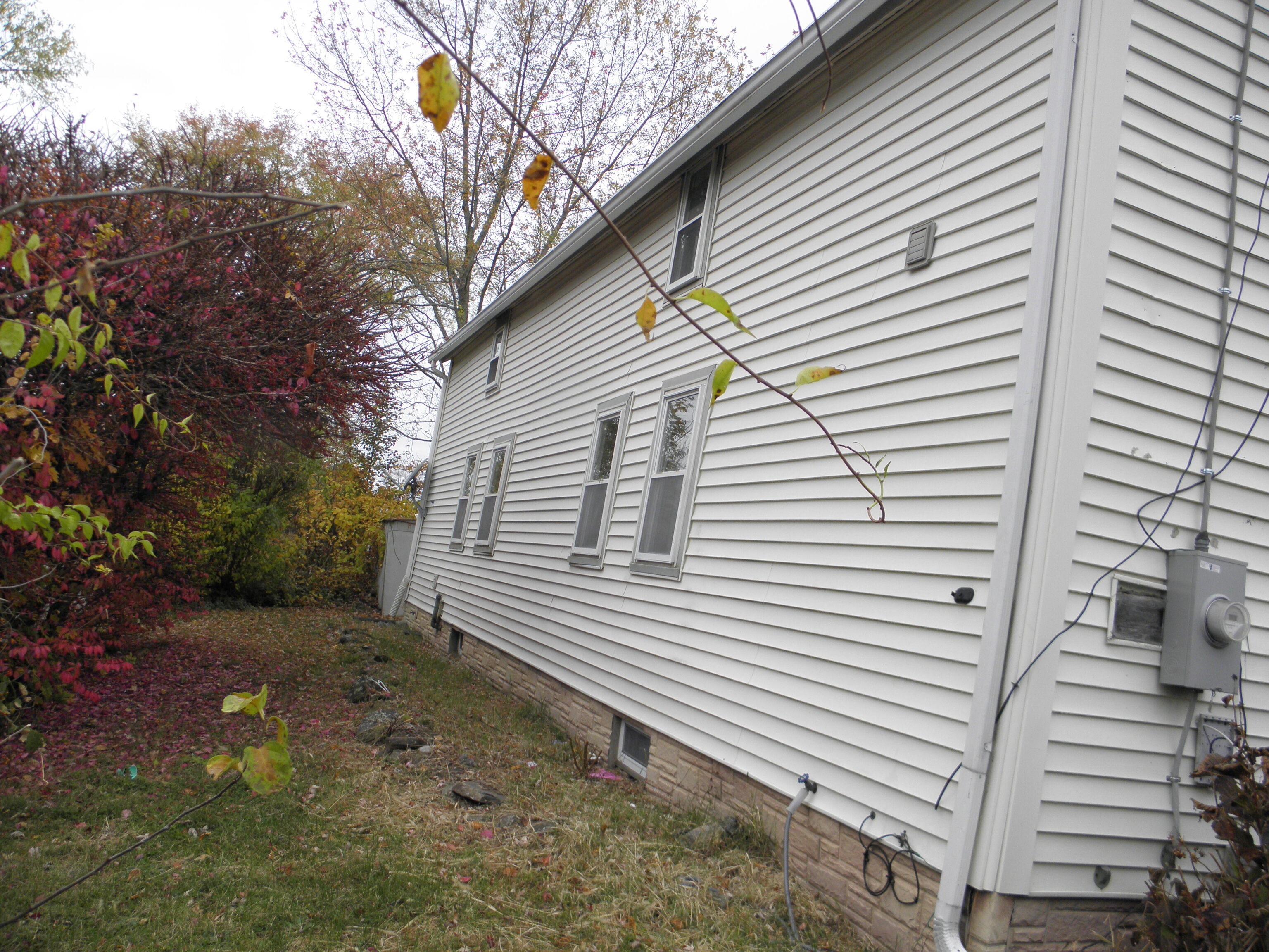29 Union Street Plainfield, CT 06354 - Photo 4 of 12 a view of a small white roof