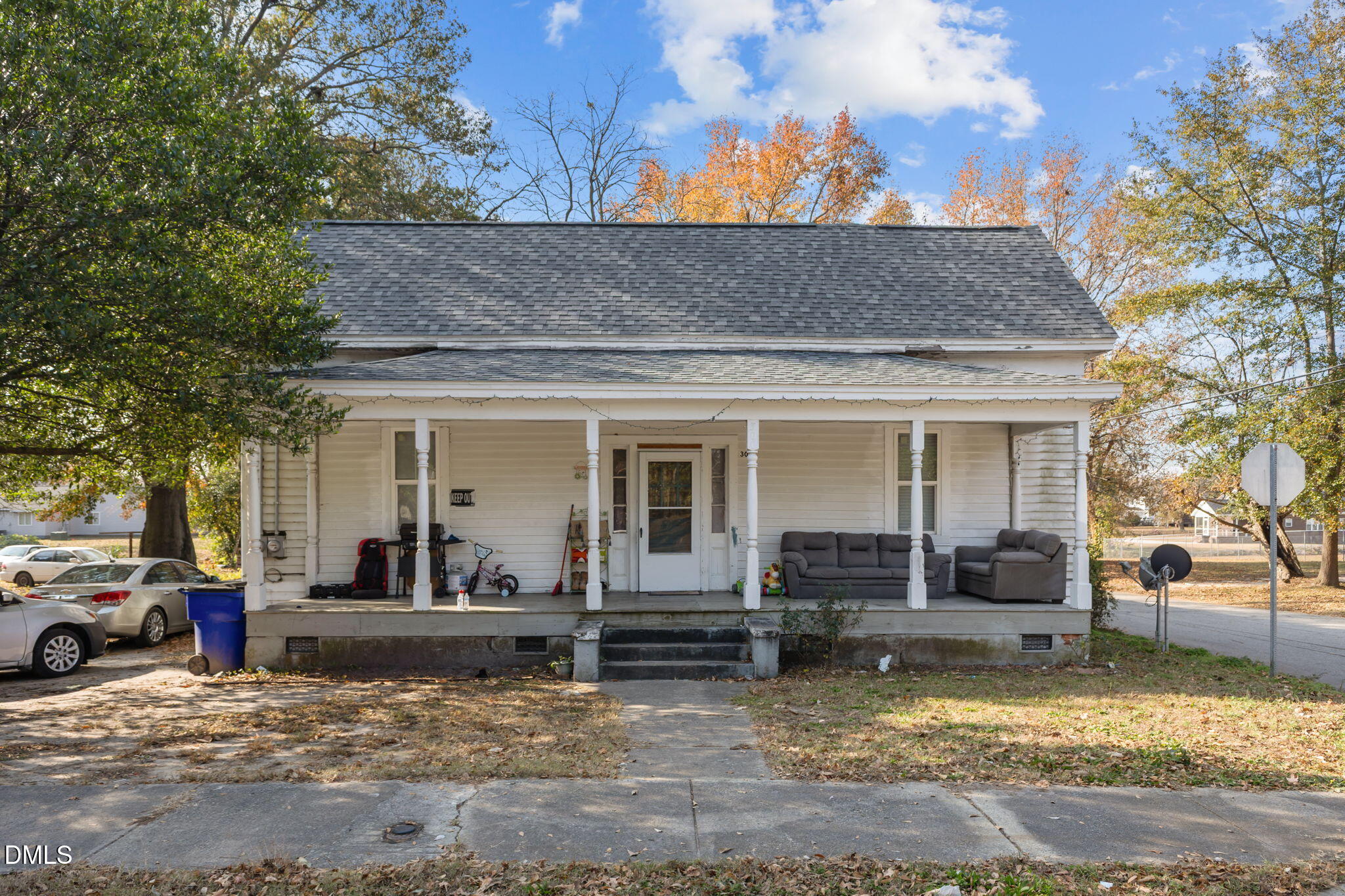 a view of a house with a yard