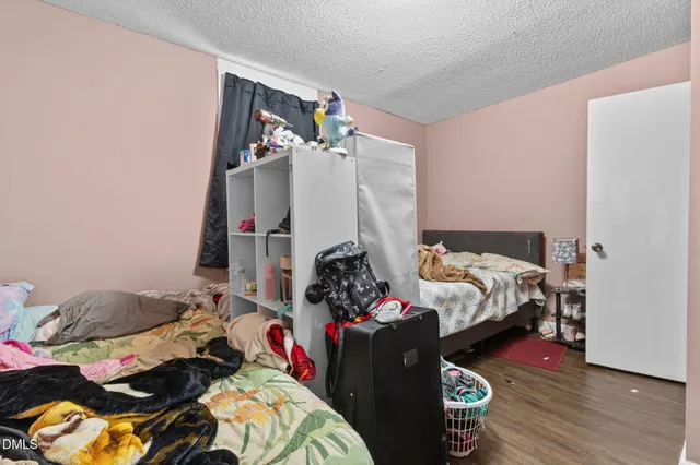 a bed room with a bed and a closet