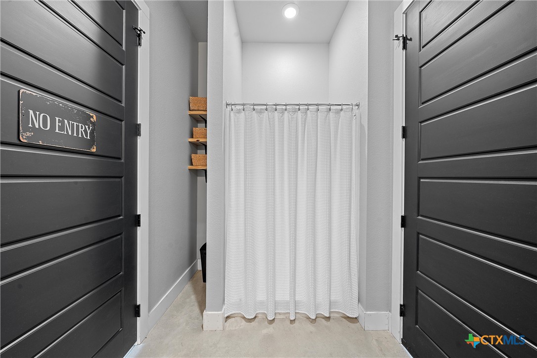 1006 County Road 280 Cameron, TX 76520 - Photo 28 of 48 a view of an entryway