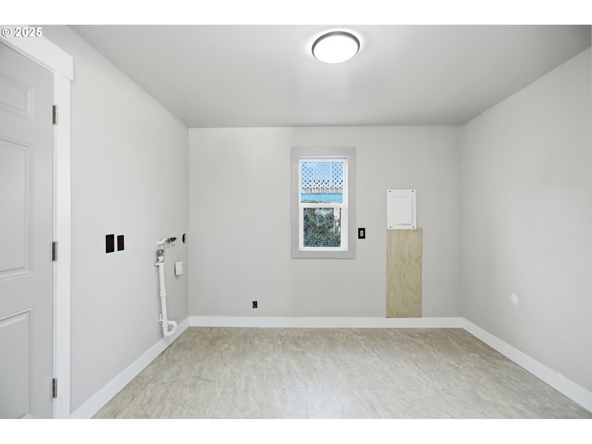 602 West 13th Street The Dalles, OR 97058 - Photo 22 of 34 a view of an empty room with a window