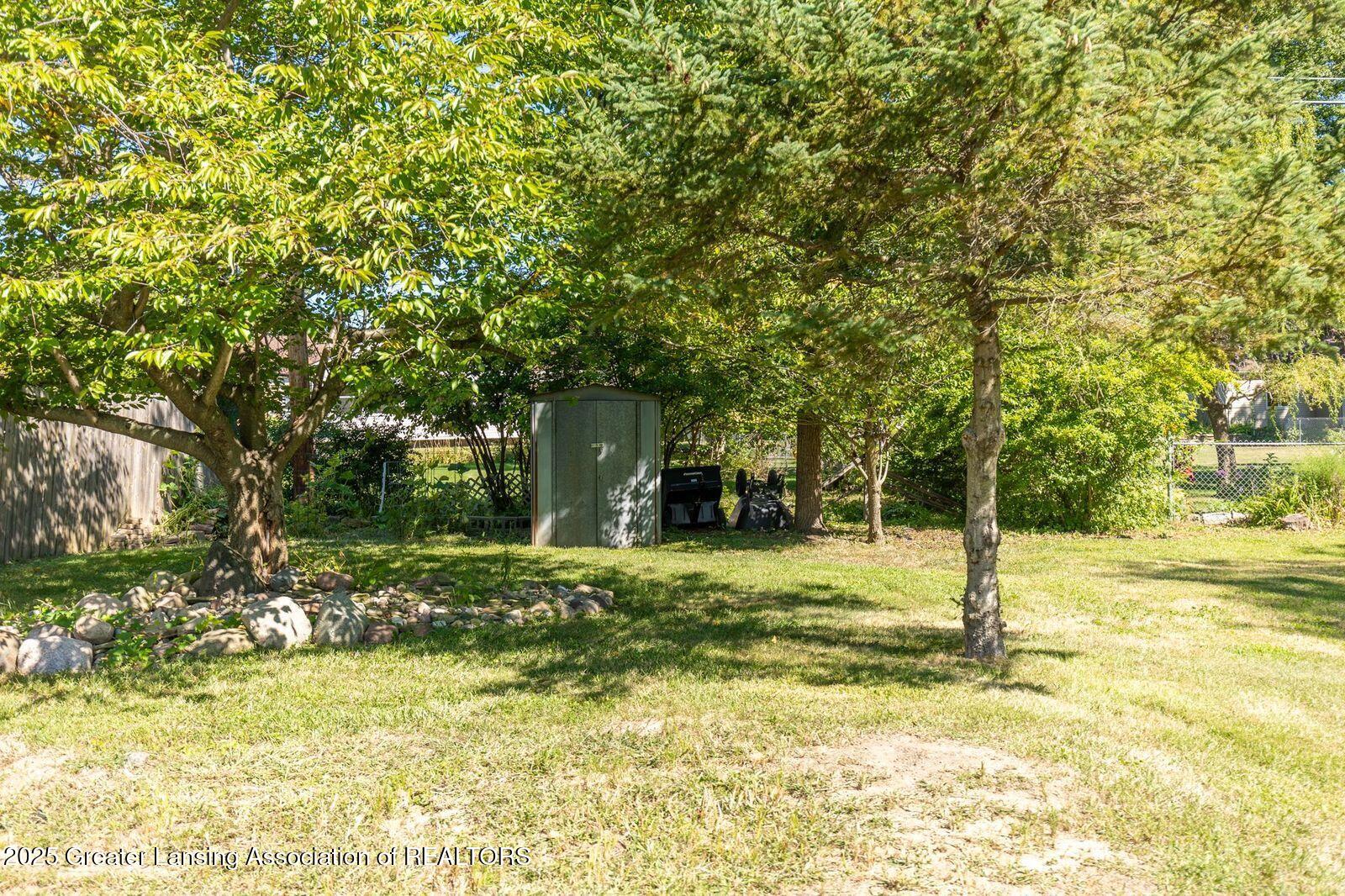 2224 Pembroke Road Lansing, MI 48906 - Photo 37 of 49 exNfEyKQ