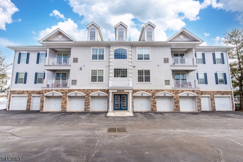 9 Cliff Road, Unit D3 Woodland Park, NJ 07424 - Photo 24 of 25 a front view of a residential apartment building with a yard