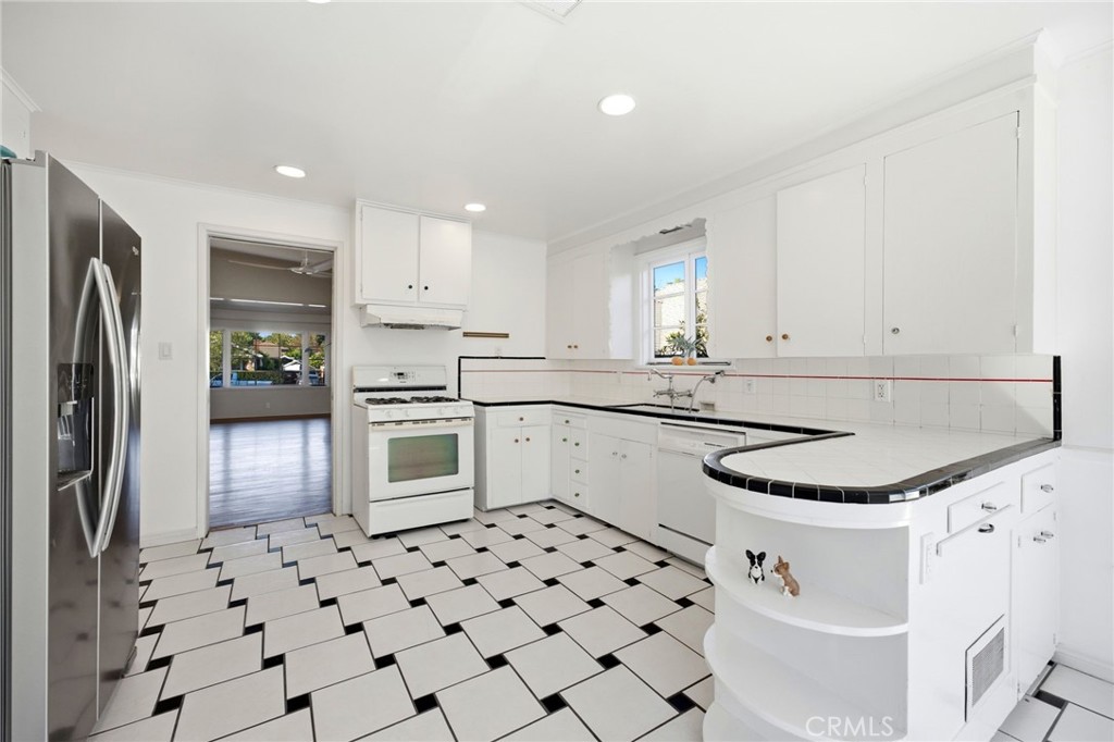 4434 Tenth Street Riverside, CA 92501 - Photo 16 of 45