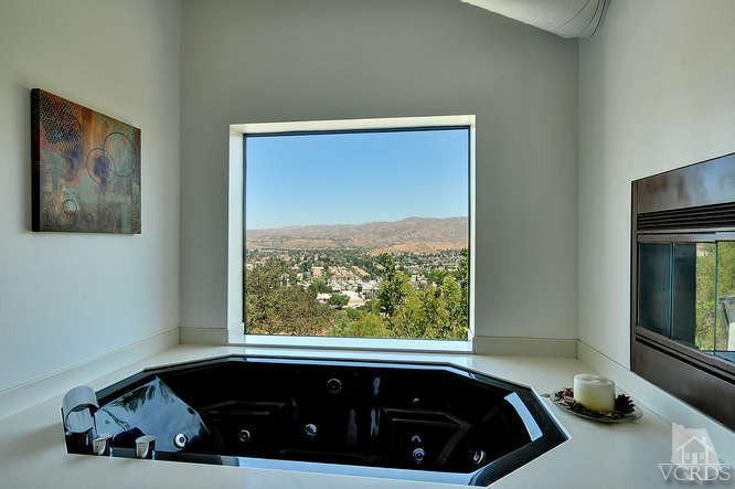 5940 Hilltop Road Simi Valley, CA 93063 - Photo 24 of 34 a bathroom with a bathtub and window
