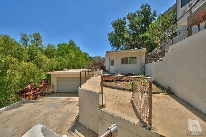 5940 Hilltop Road Simi Valley, CA 93063 - Photo 33 of 34 a view of a patio with a table and chairs under an umbrella