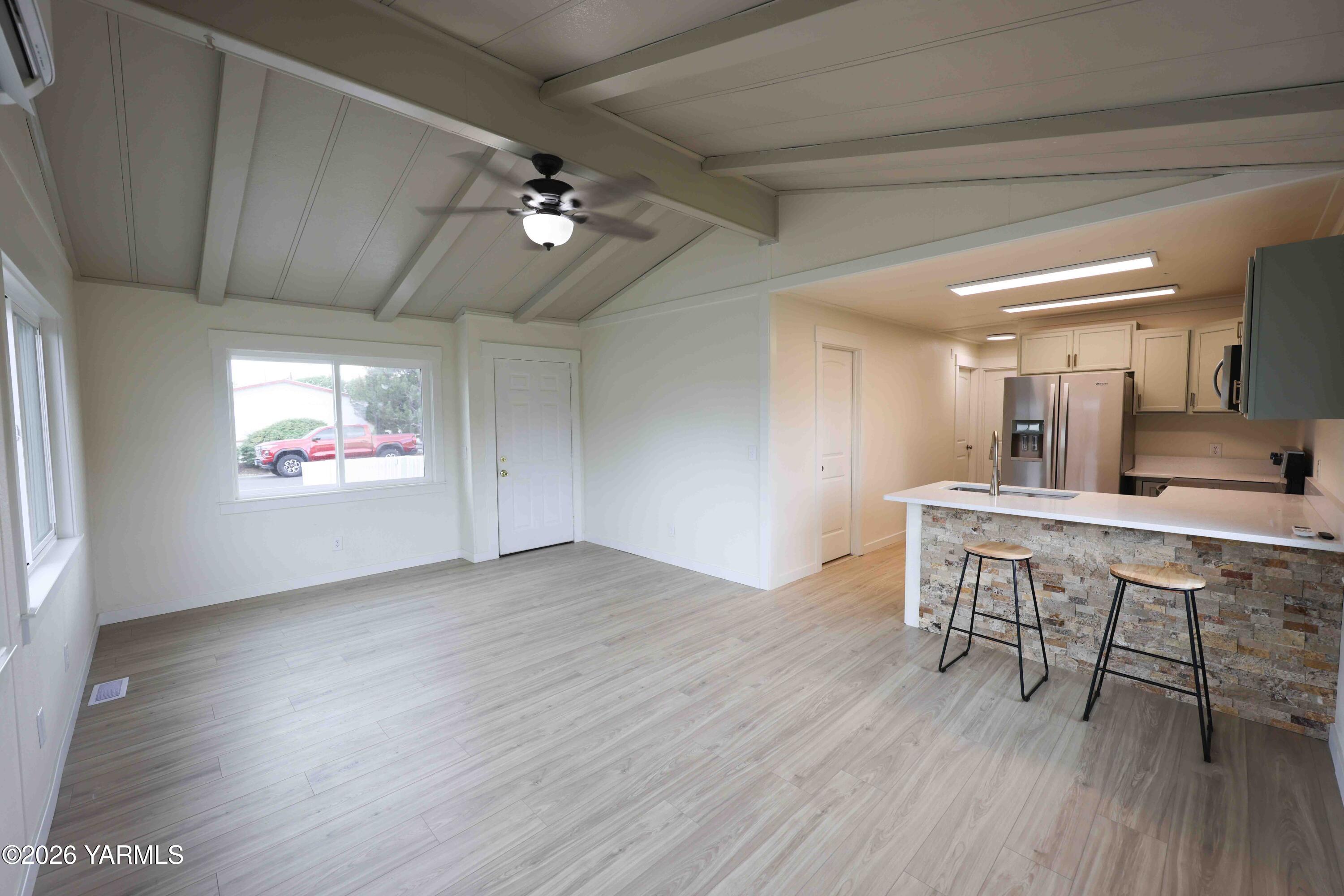 3701 Gun Club Road, Unit 16 Yakima, WA 98901 - Photo 4 of 17 Living room