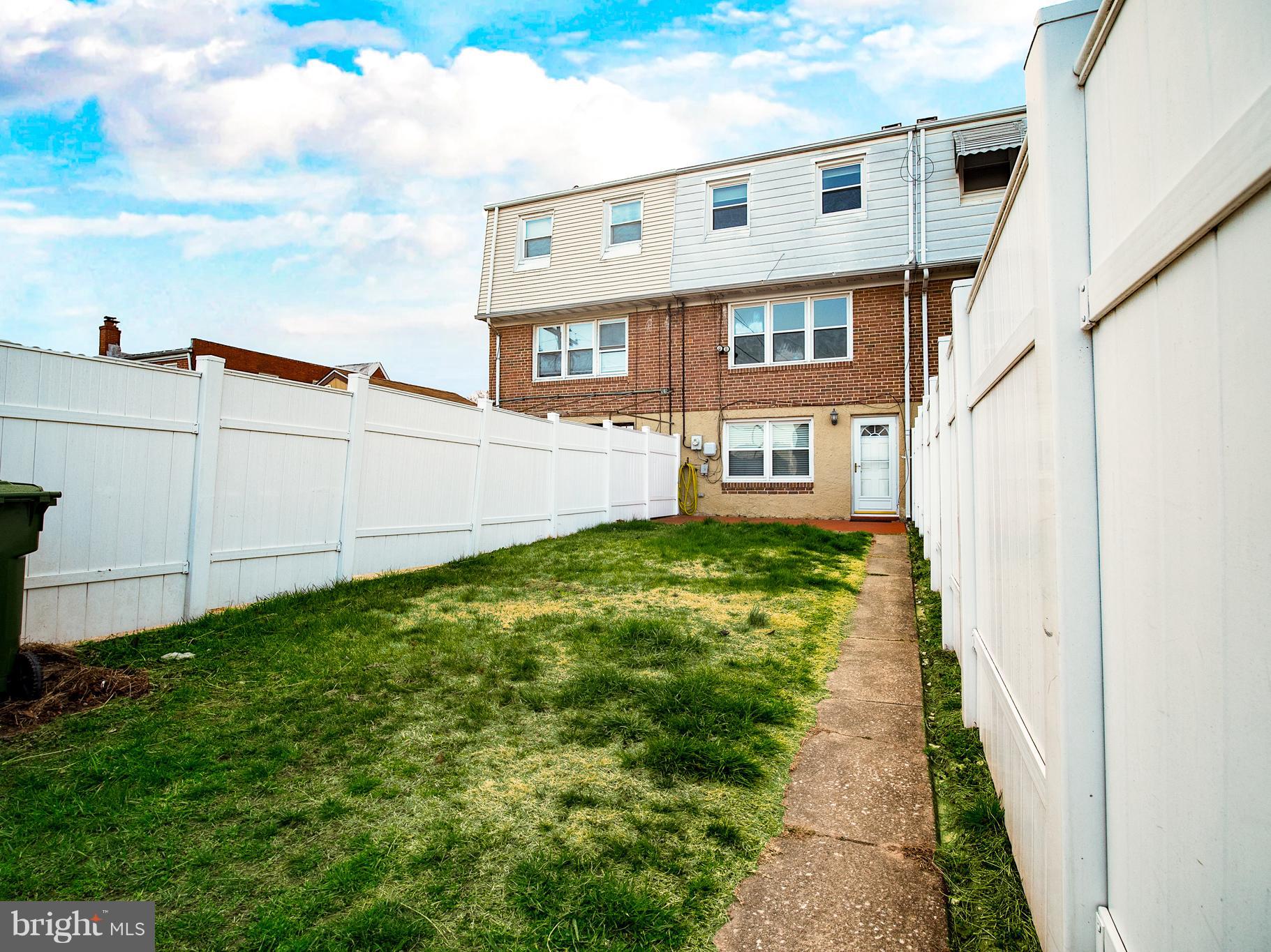 3639 Clarenell Road Baltimore, MD 21229 - Photo 2 of 24 Superior vinyl fenced in yard.
