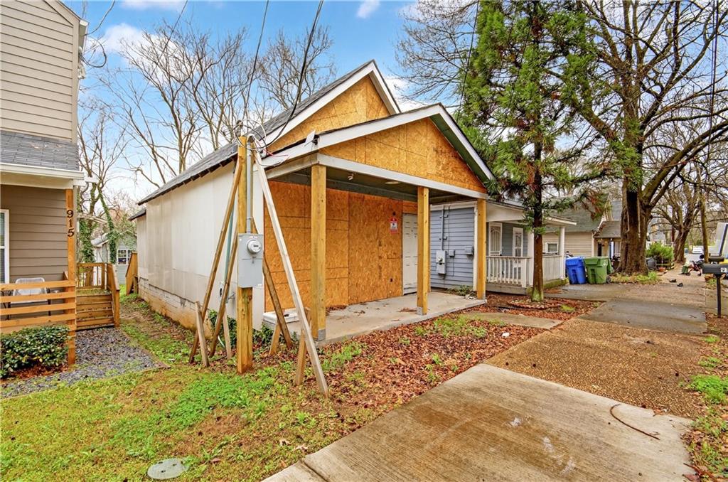 913 Smith Street Southwest Atlanta, GA 30310 - Photo 31 of 43 a front view of a house with a yard