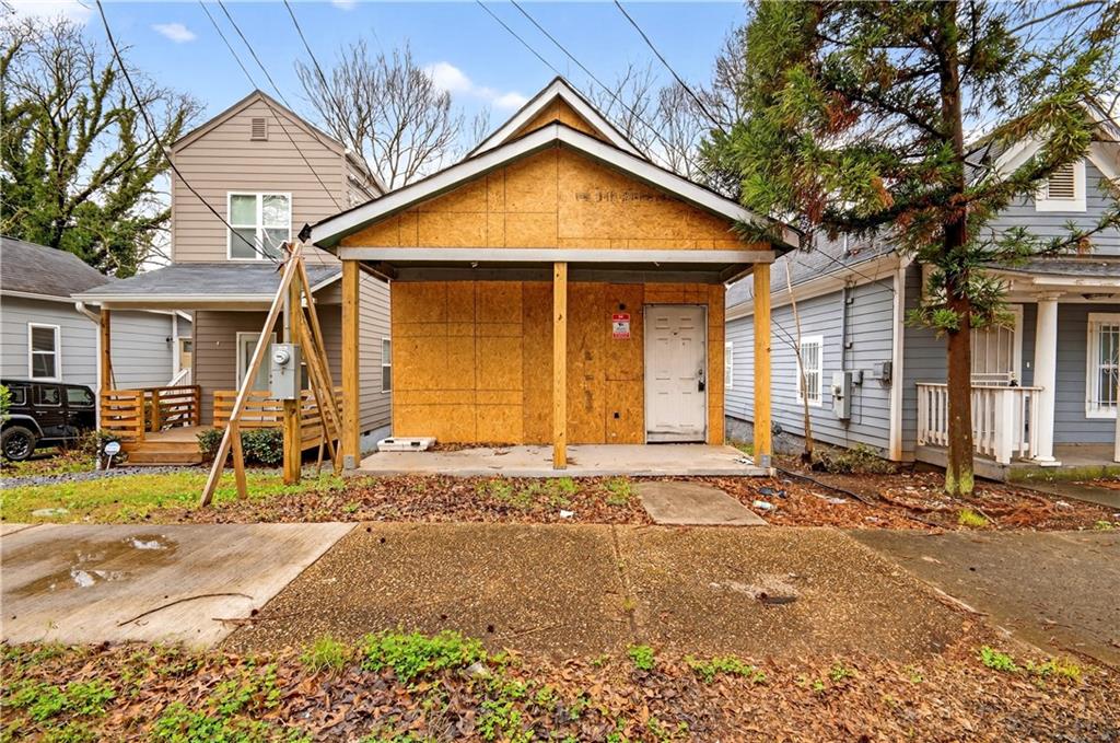 913 Smith Street Southwest Atlanta, GA 30310 - Photo 33 of 43 a front view of a house