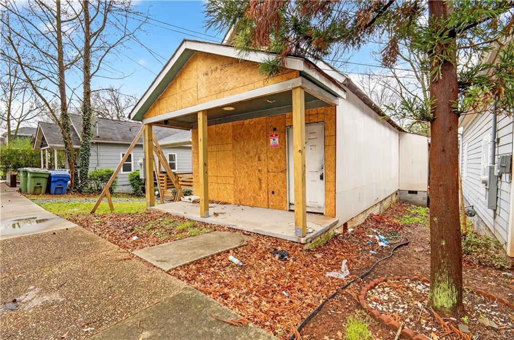 913 Smith Street Southwest Atlanta, GA 30310 - Photo 34 of 43 a view of a house with snow on the road
