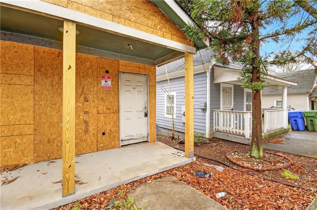 913 Smith Street Southwest Atlanta, GA 30310 - Photo 5 of 43 a front view of a house with a tub