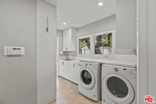 a view of washer and dryer in a room