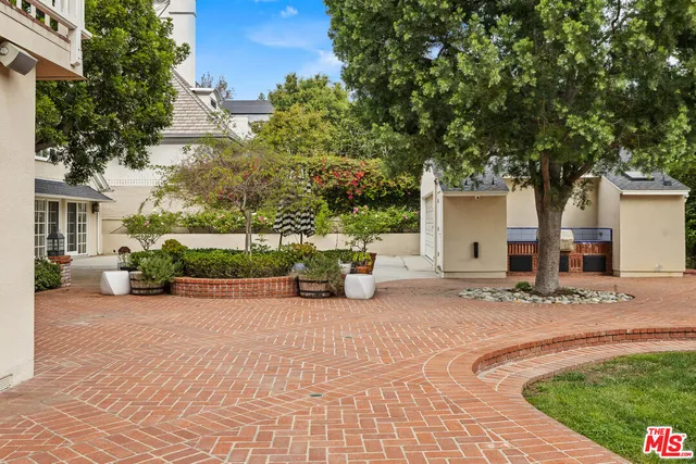a view of a house with backyard and a tree