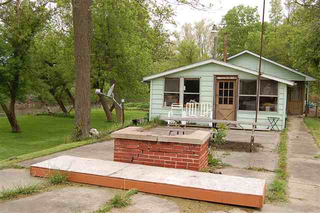 5763 West Richland Road Freeport, IL 61032 - Photo 8 of 9 a front view of a house with garden