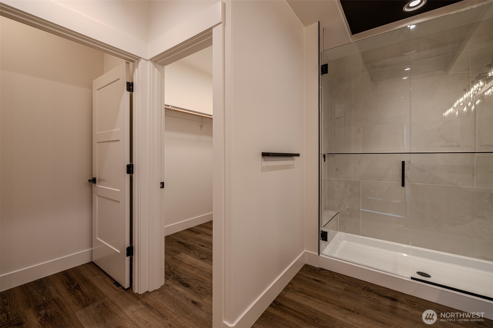 958 Racine Spgs Drive Wenatchee, WA 98801 - Photo 11 of 25 a bathroom with a bathtub and a shower