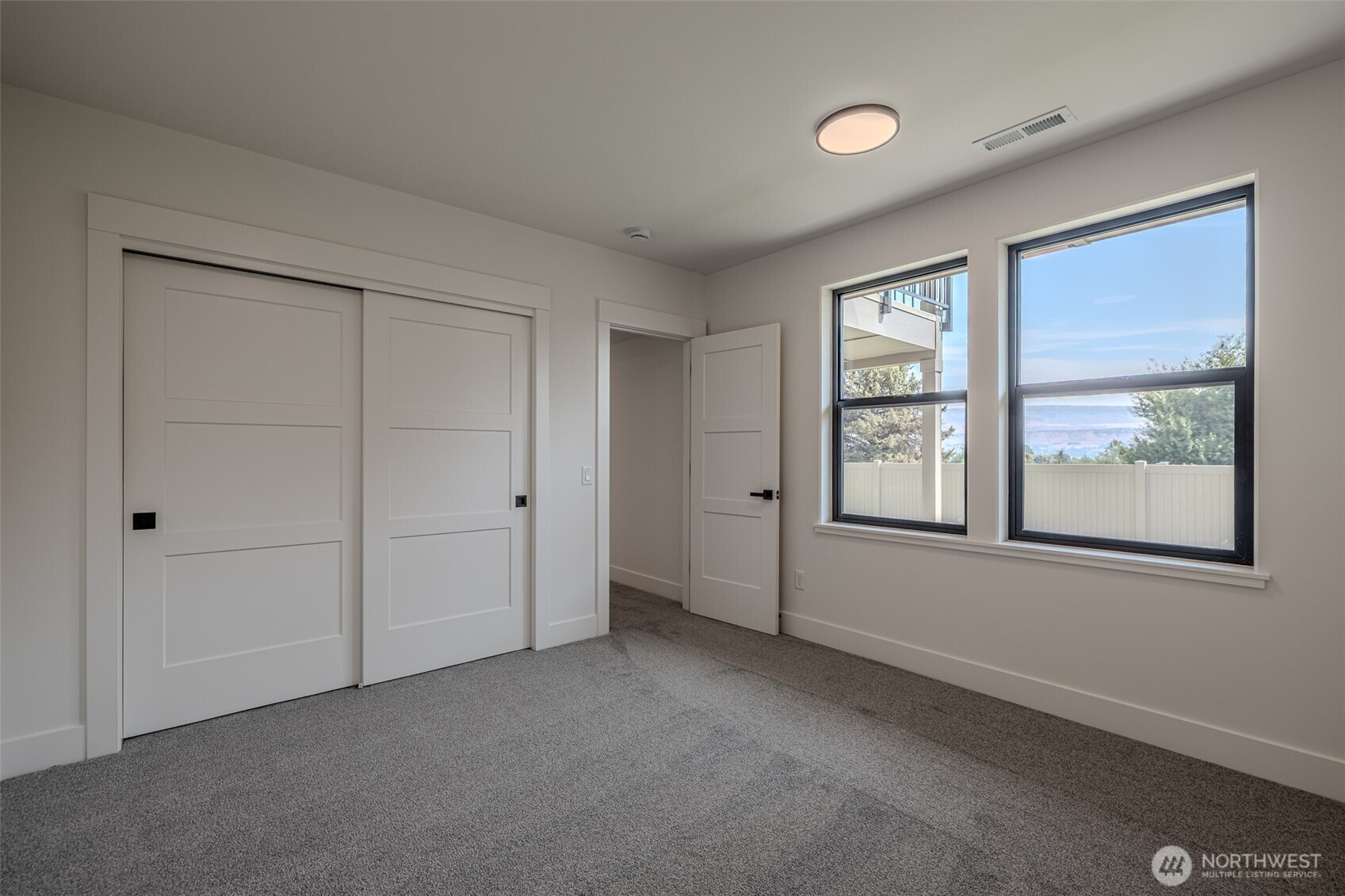 958 Racine Spgs Drive Wenatchee, WA 98801 - Photo 17 of 25 an empty room with windows and closet