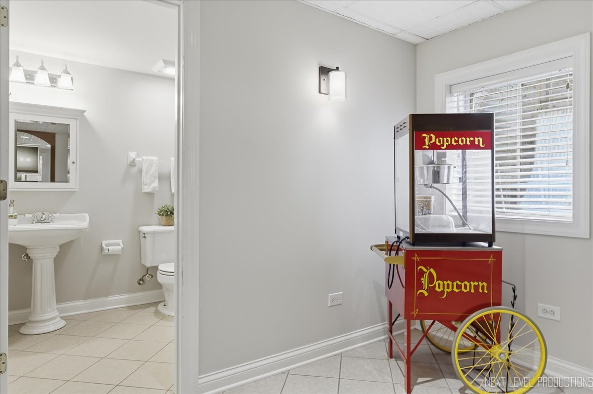 1914 North Ridge Avenue Arlington Heights, IL 60004 - Photo 35 of 50 a view of bathroom