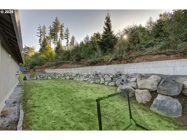 a view of a backyard