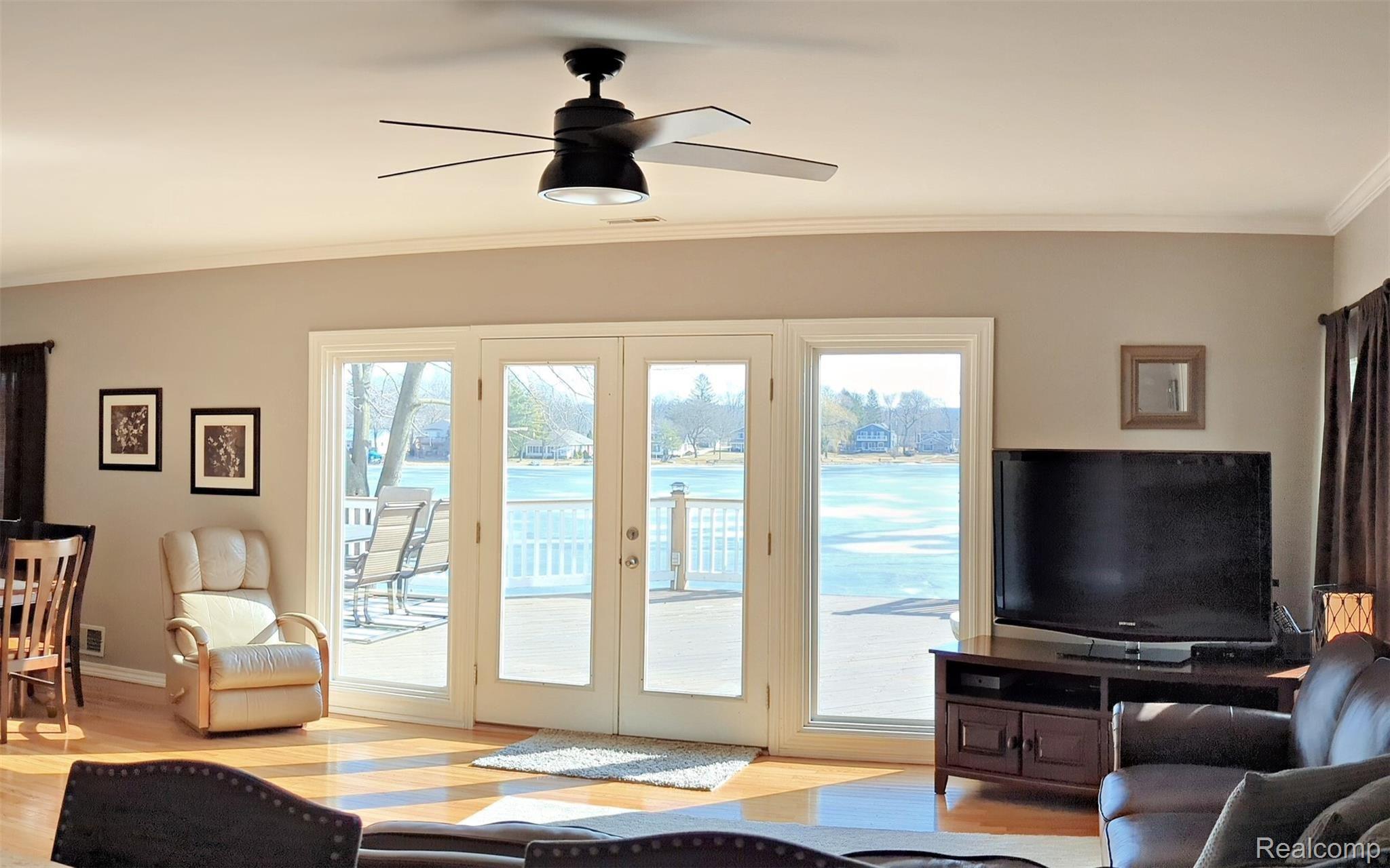 6010 Bullard Road Fenton, MI 48430 - Photo 11 of 39 Livingroom and Views of the Water:)