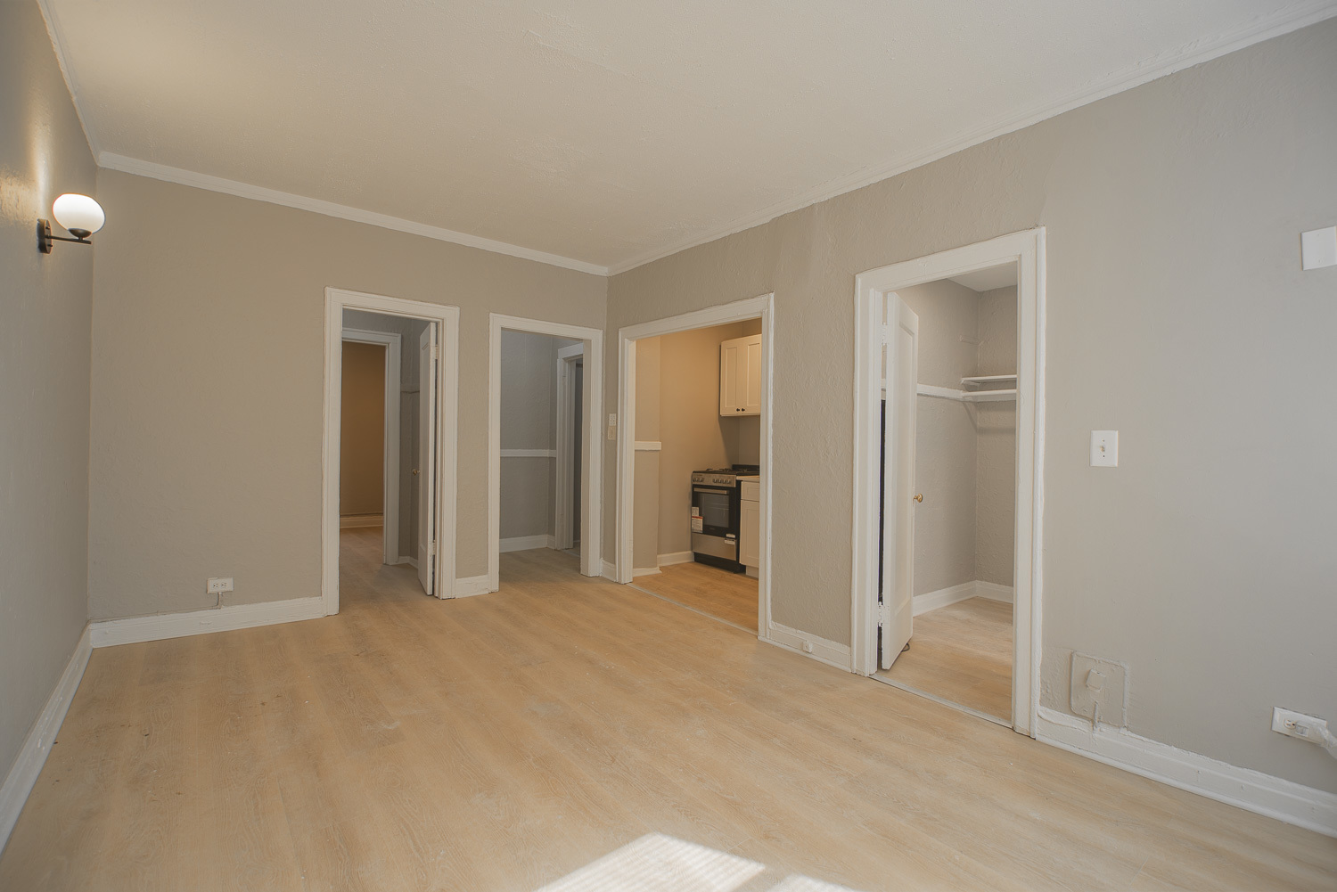 1414 West Pratt Boulevard, Unit 304 Chicago, IL 60626 - Photo 3 of 7 a view of empty room with closet and entryway