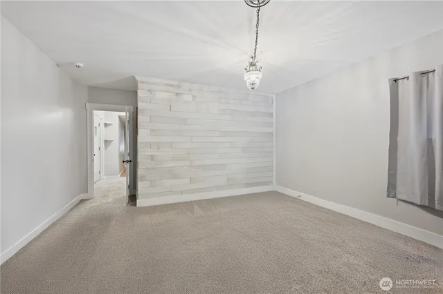 a view of empty room with a ceiling fan