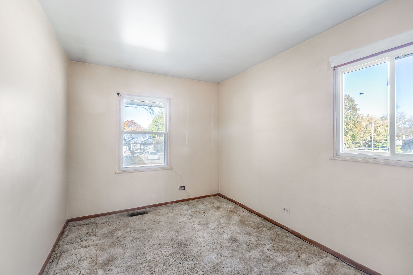 669 White Pine Road Buffalo Grove, IL 60089 - Photo 8 of 16 an empty room with a window