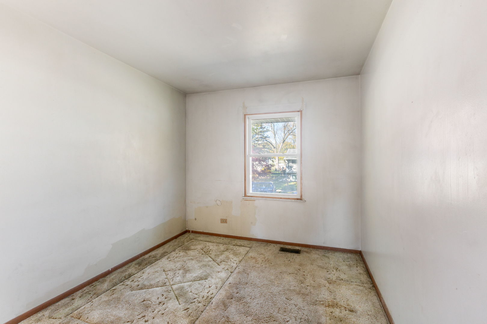 669 White Pine Road Buffalo Grove, IL 60089 - Photo 10 of 16 an empty room with a window