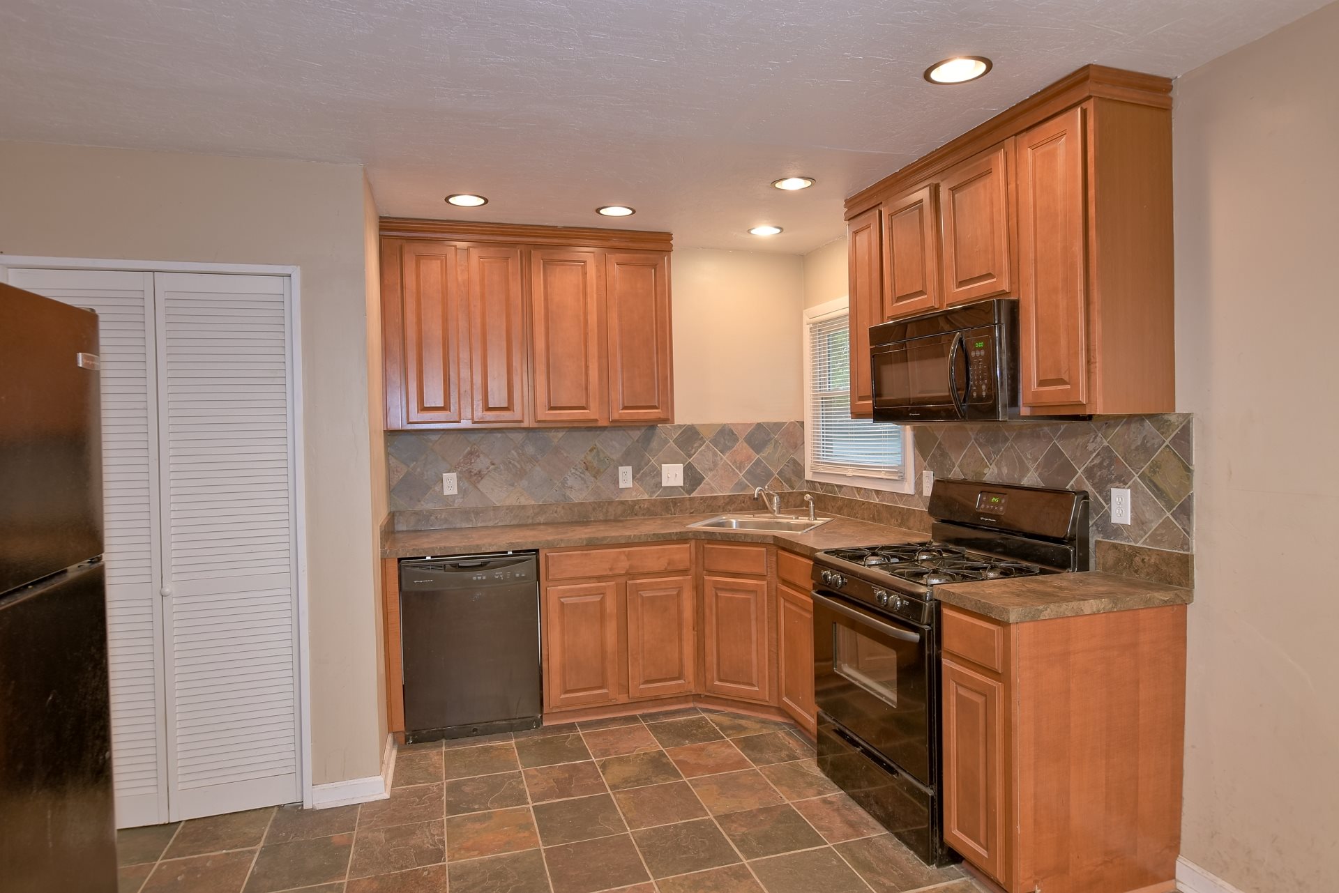 4342 Stratford Road Evansville, IN 47710 - Photo 4 of 11 Gallery Image 4