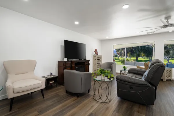 $284,900 | 74 Vía Minorca, Cathedral City, CA 92234