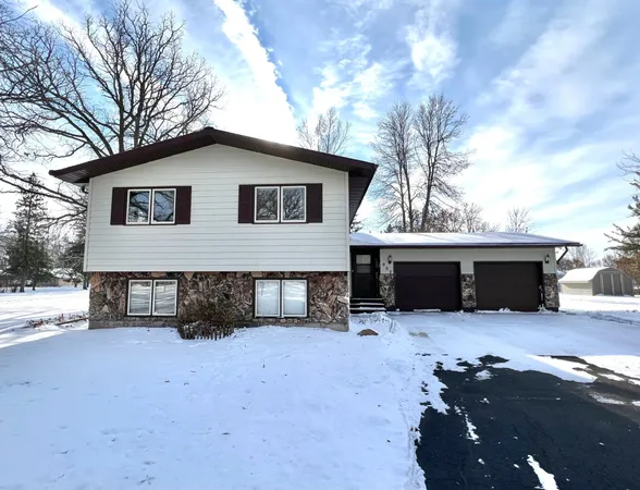 $229,900 | 902 Oakmont Drive, Thief River Falls, MN 56701
