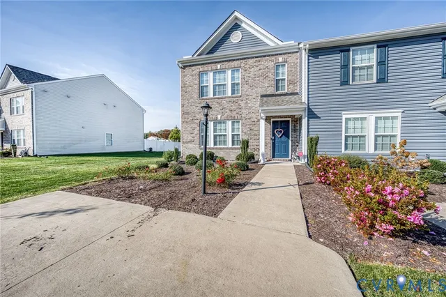 a view of a house with backyard and garden